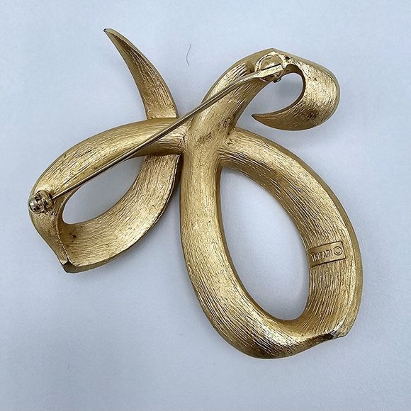 Crown Trifari Ribbon Brooch Vtg Swirl Loop Textured Gold Tone Estate Jewelry Pin - Picture 6 of 9